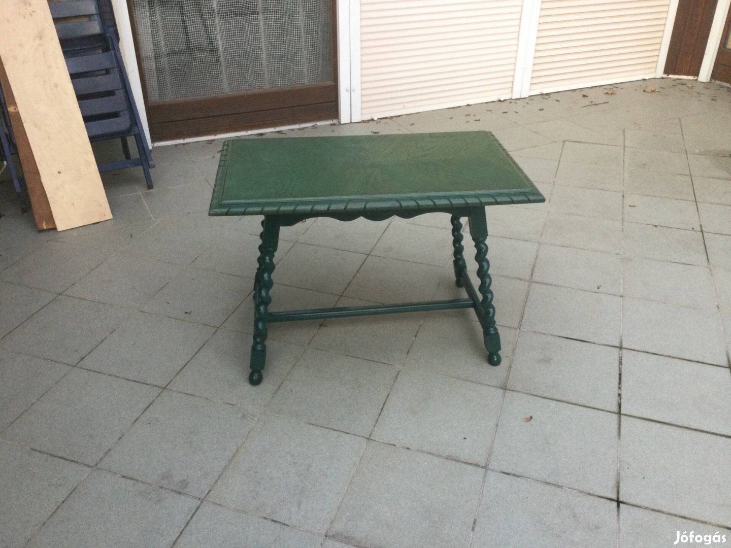 Kis asztal, virág tartó