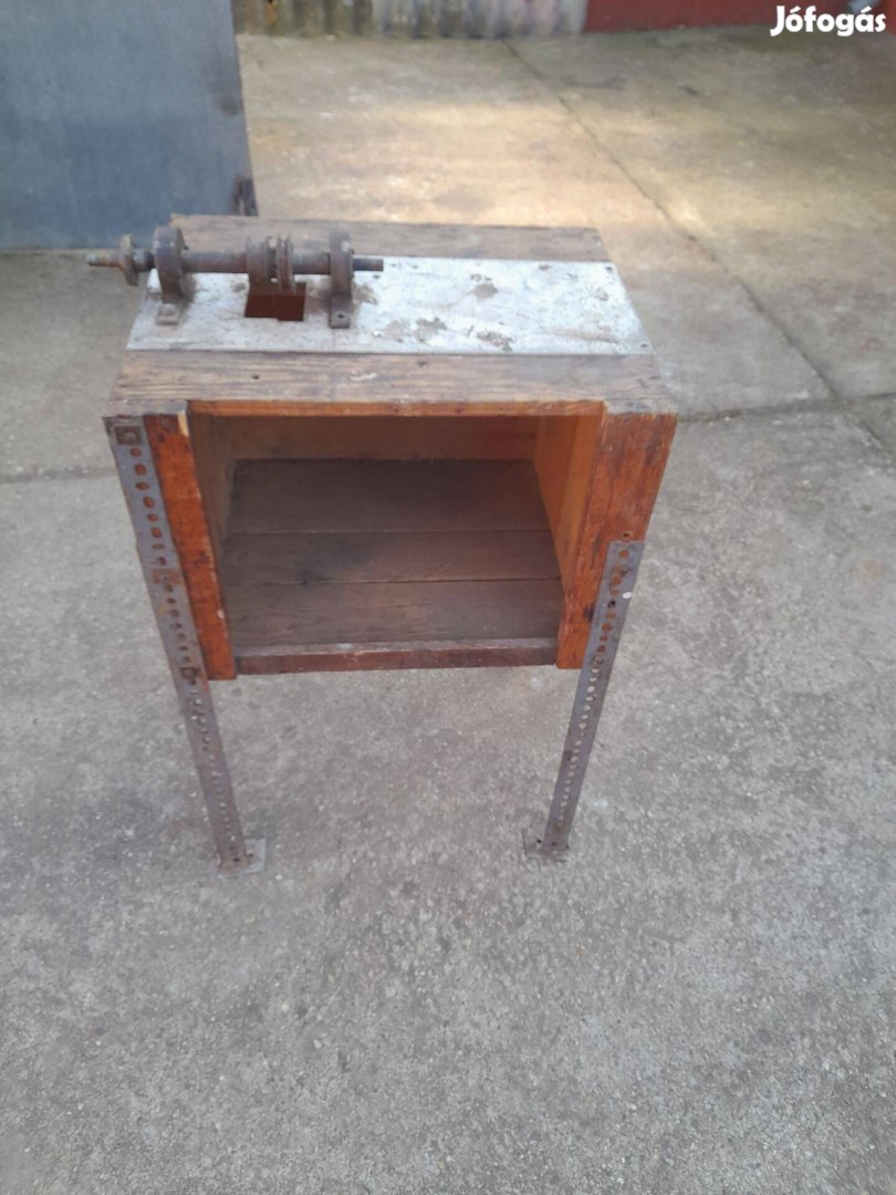 Kis asztal vasszerkezetű tengelyel egyűtt