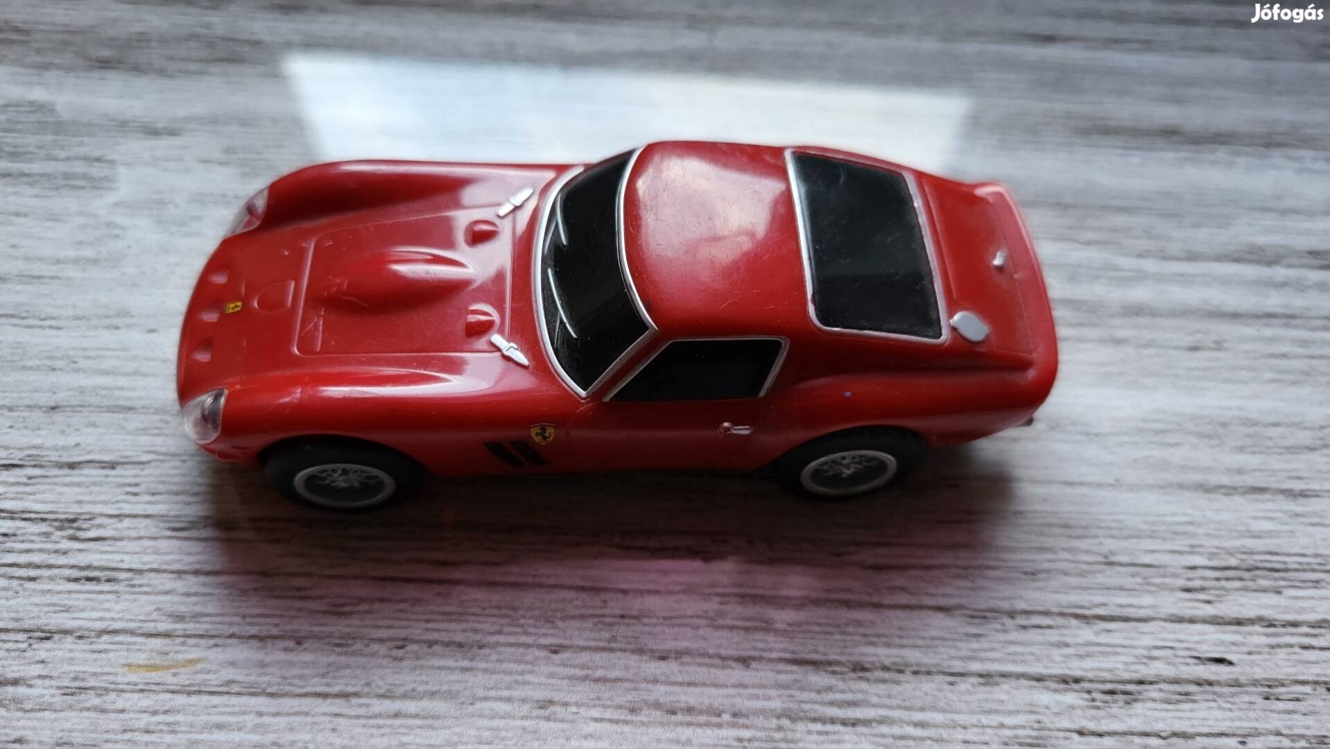 Kis auto piros Ferrari