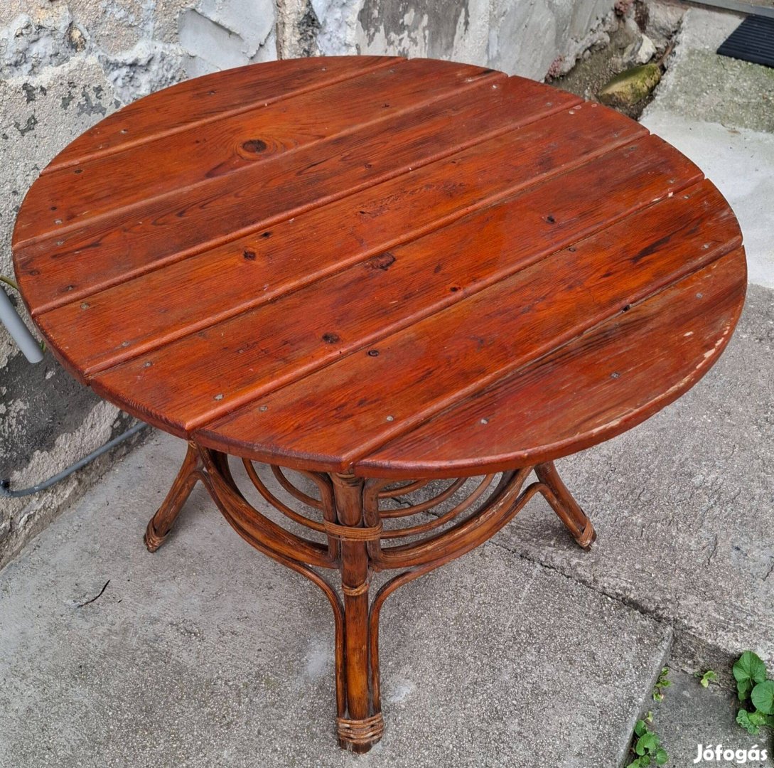 Kis dohányzó asztal