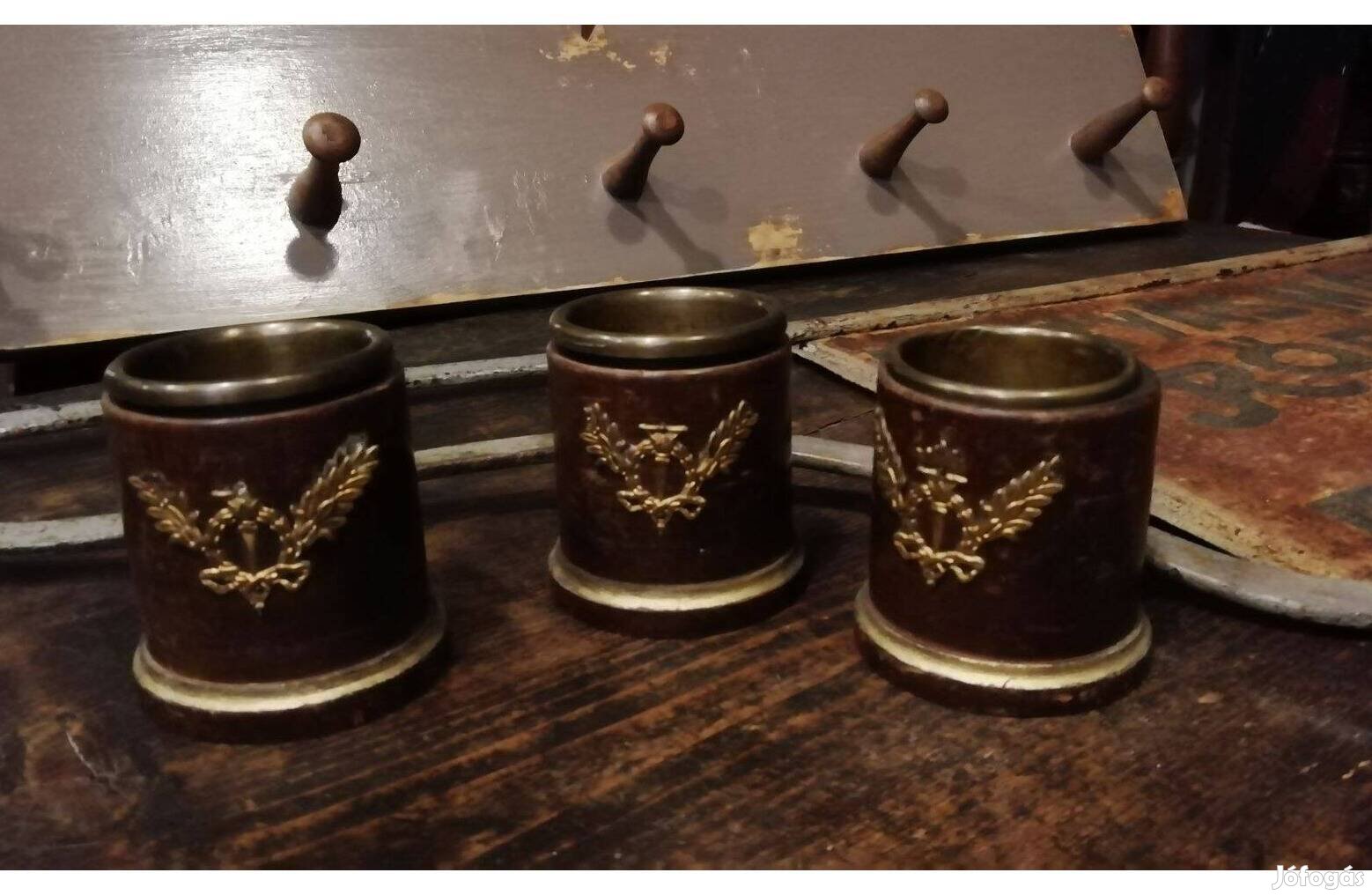 Kis fa kupák, hamutál 19. század végéről, címeres kis poharak