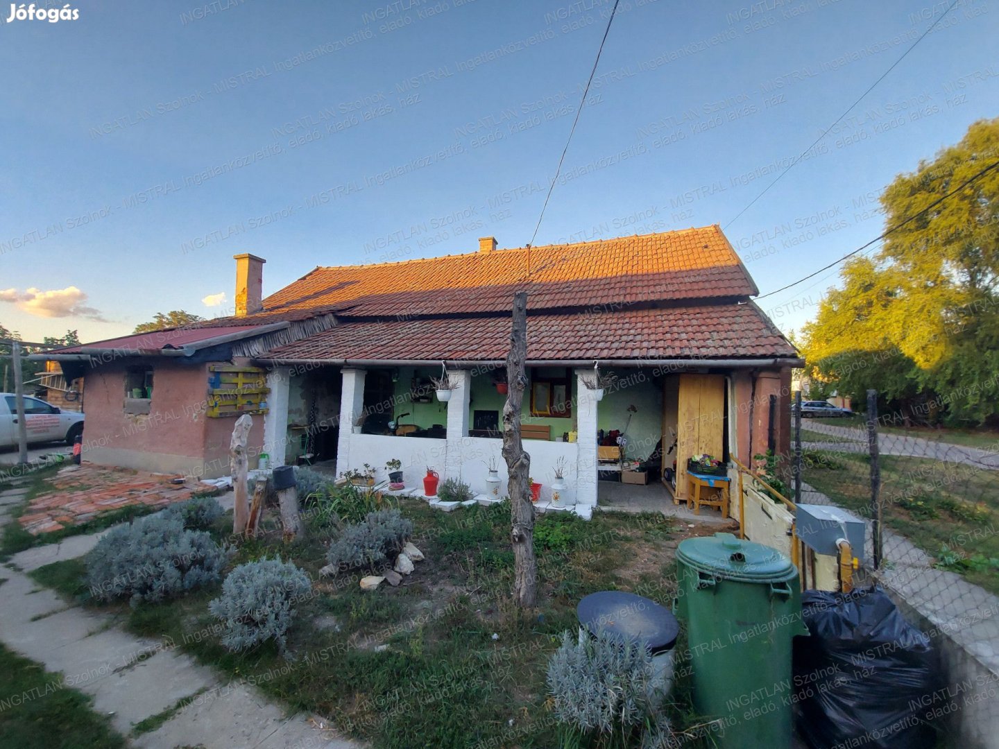 Kis faluban kis ház új tulajdonosra vár!