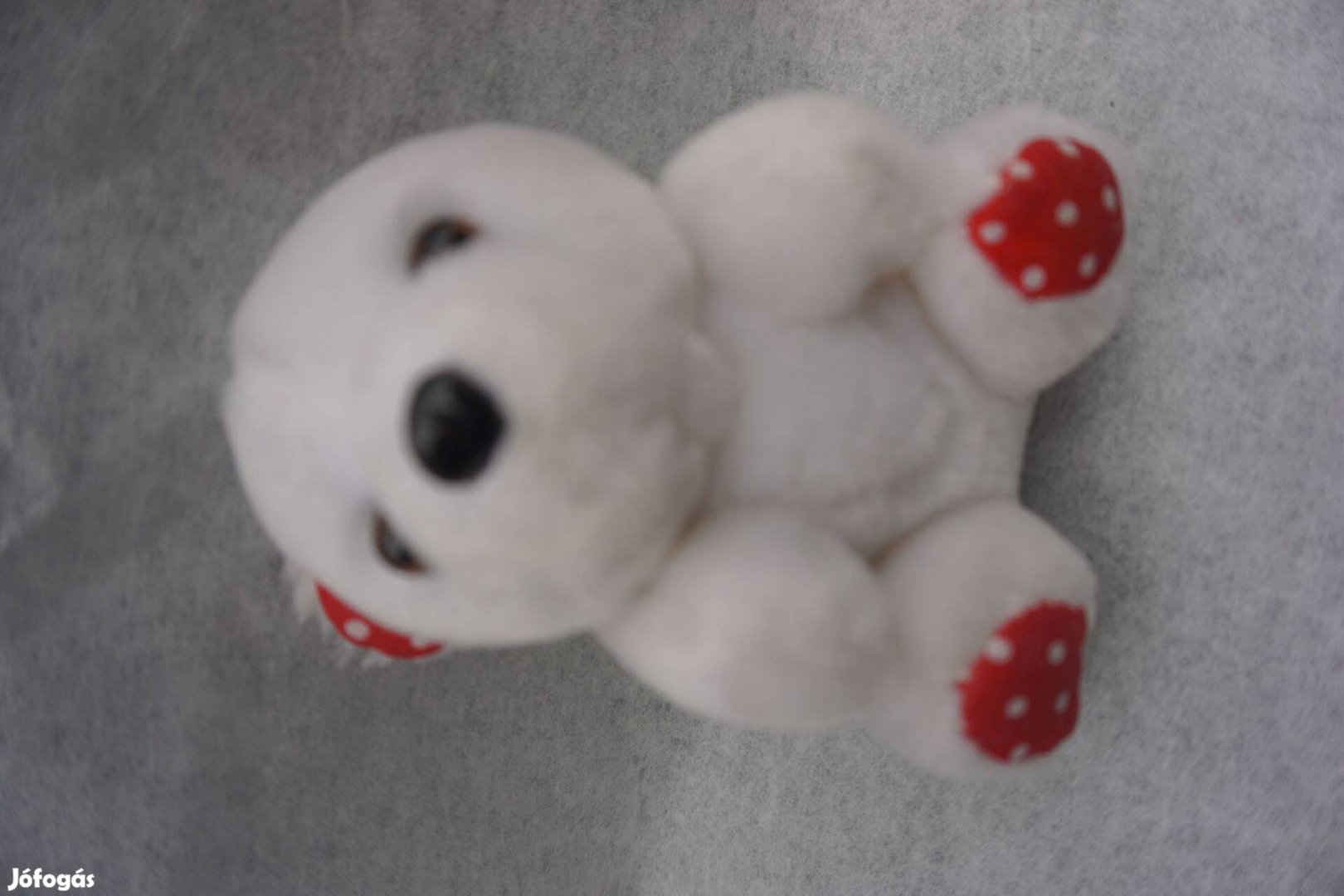 Kis fehér plüss macika piros fülekkel és tappancsokkal eladó
