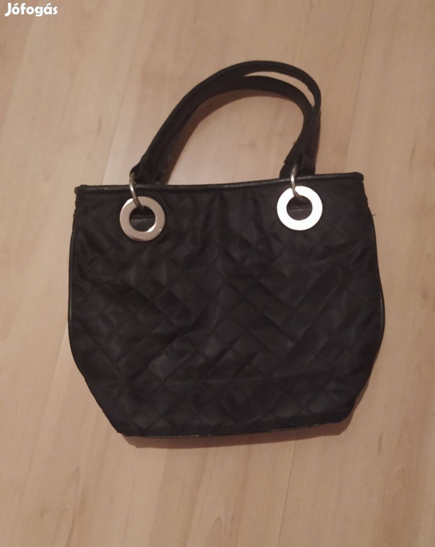 Kis fekete steppelt kézitáska