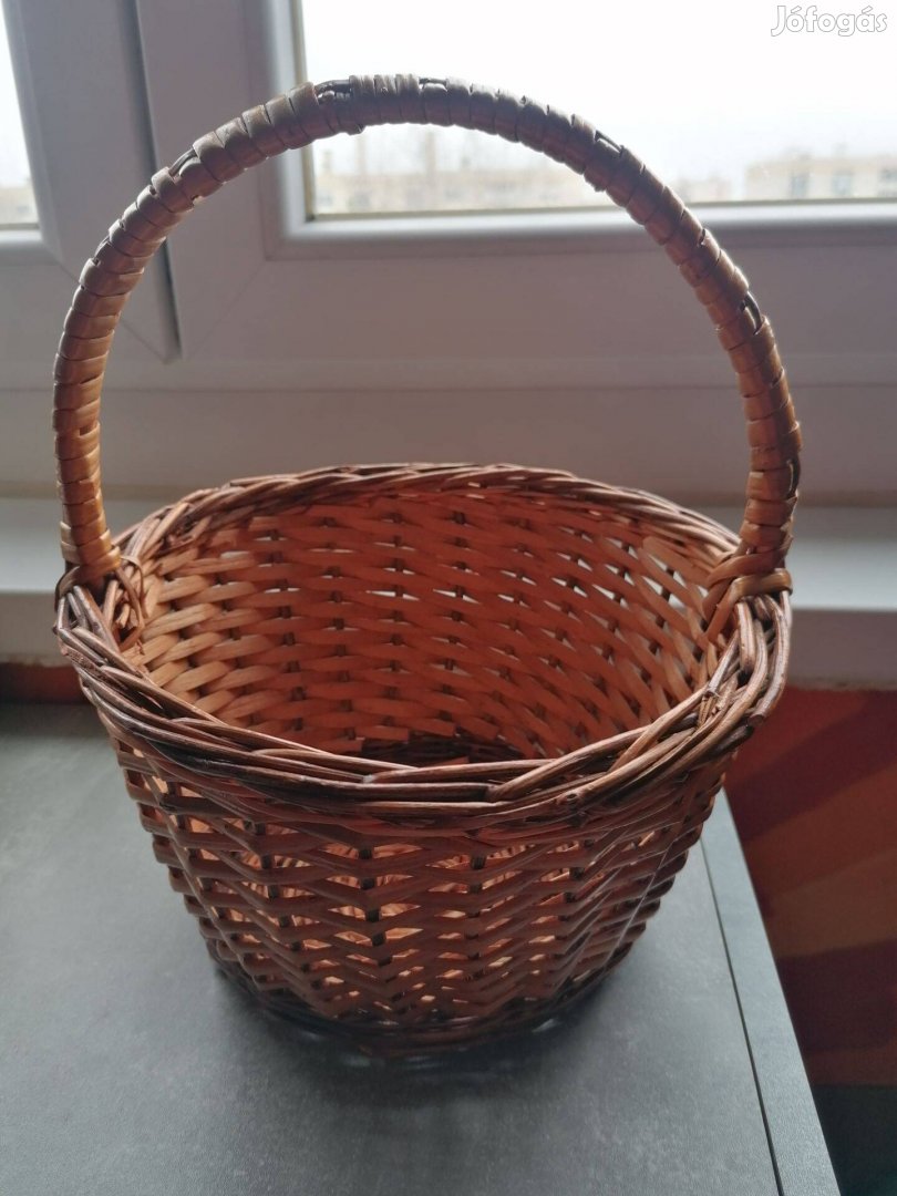 Kis fonott kosár
