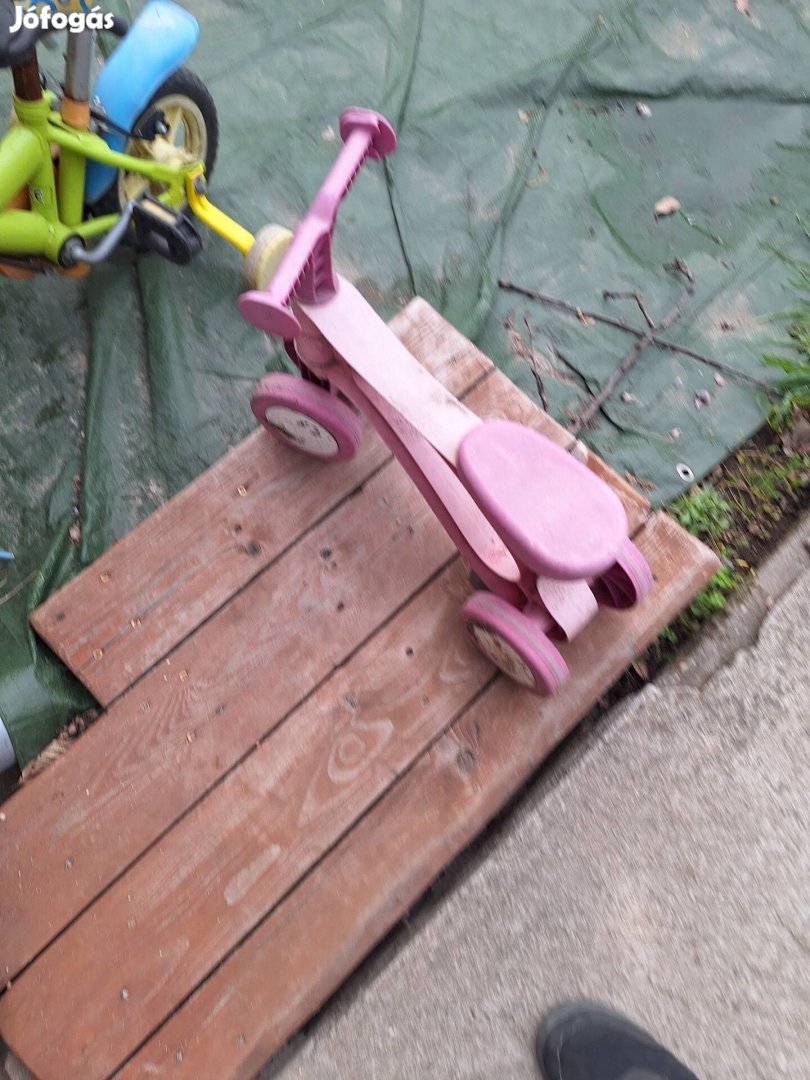 Kis futó rózsaszín bicikli
