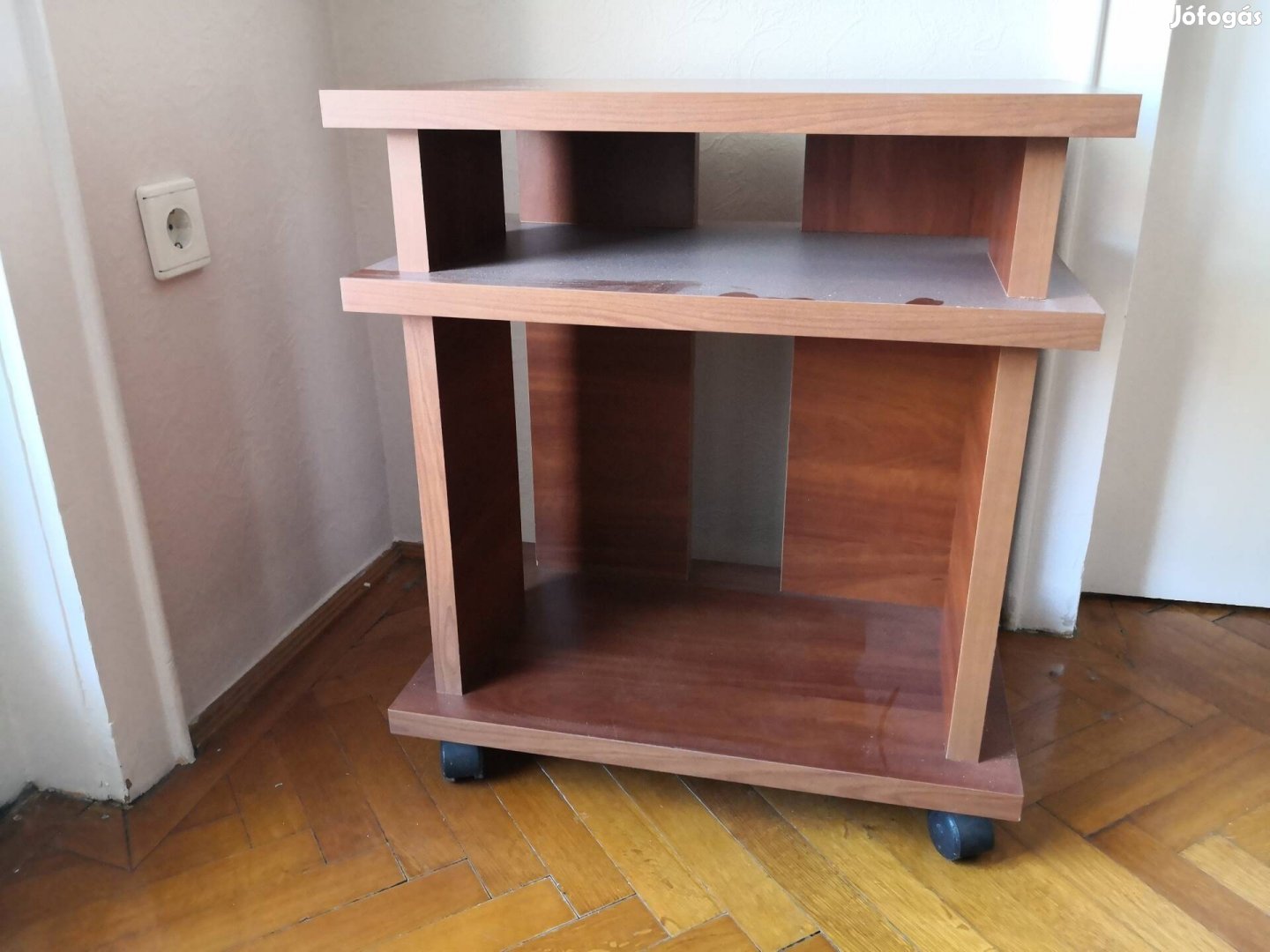 Kis gurulós szekrény, tv állvány 