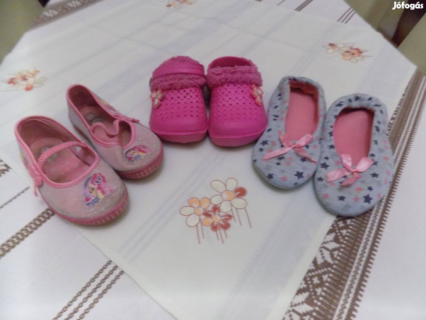 Kis gyermekeknek szandál és házi cipő