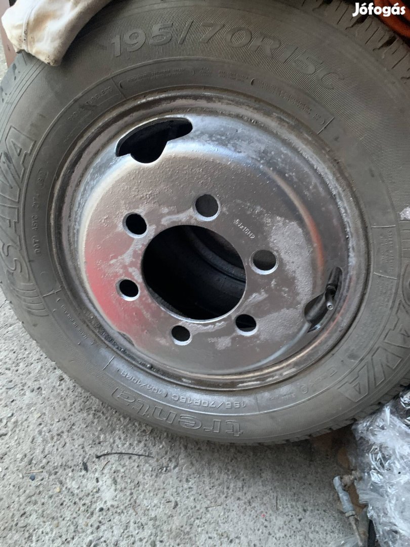 Kis haszon acél felni gumival Toyota Dyna 
