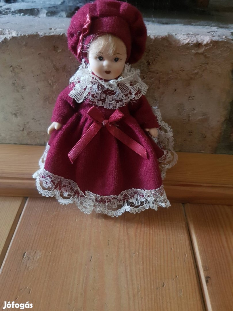 Kis méretű porcelán baba