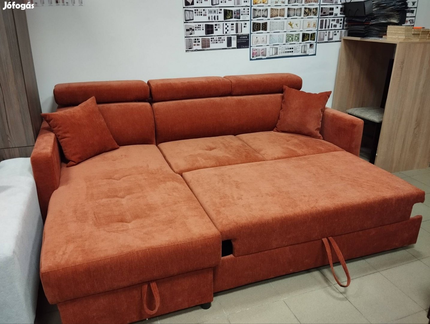 Kis méretű sarokülő L alakú kanapé 