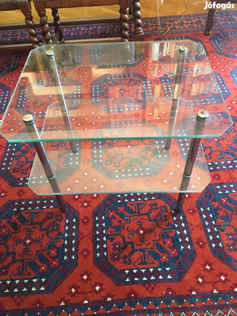 Kis méretű üveg asztal 