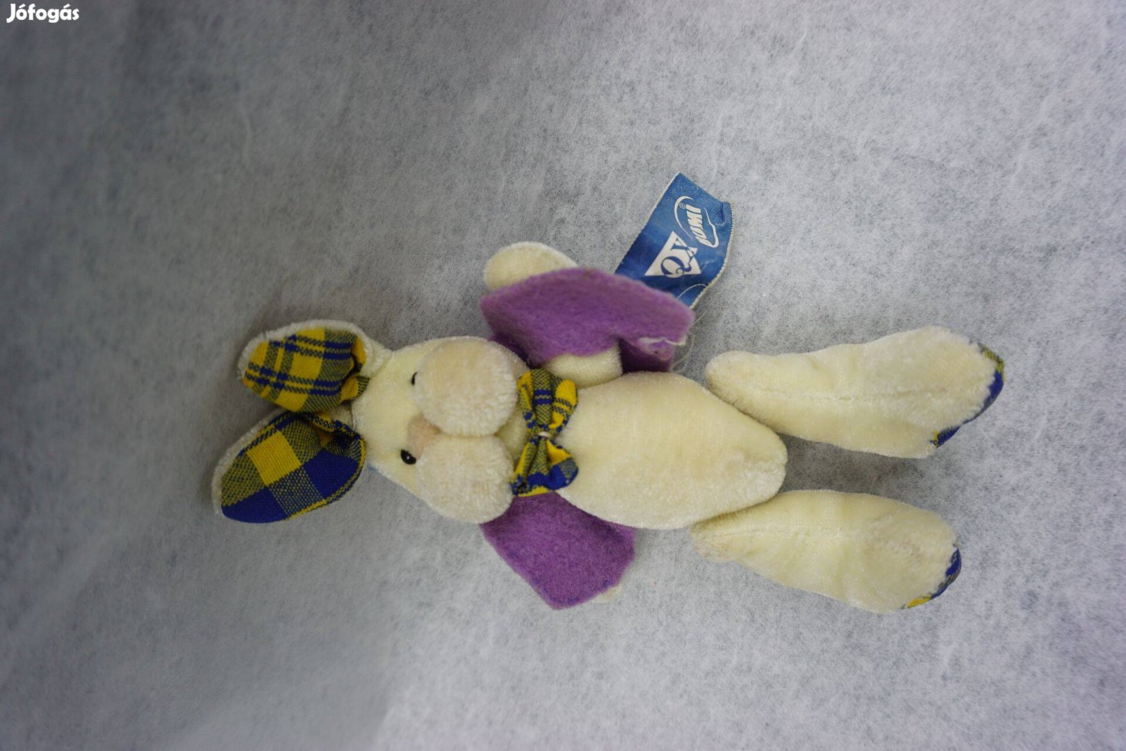Kis plüss nyuszi csokornyakkendővel eladó