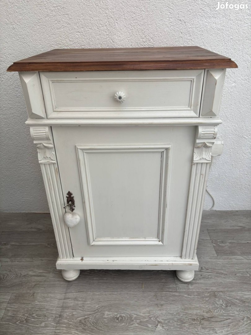Kis szekrény