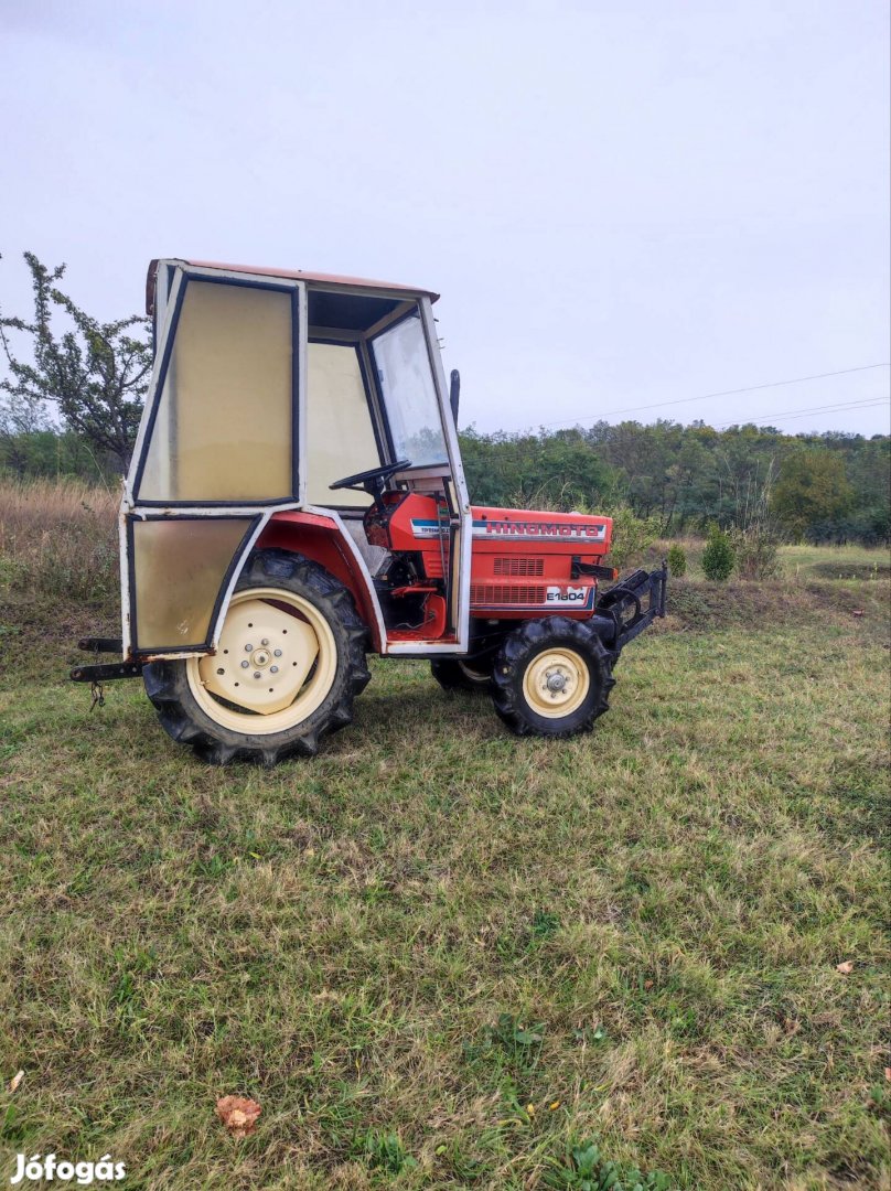 Kis traktor eladó,munka eszközökkel 