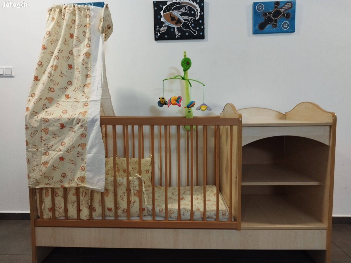 Kiságy eladó baldachinnal, kókusz matraccal és ágyneművel