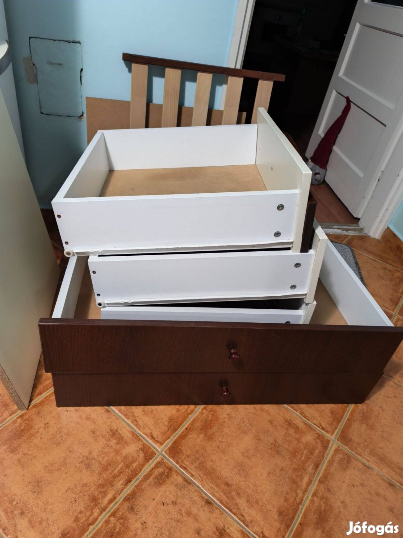 Kiságy fiókokkal, pelenkázó résszel