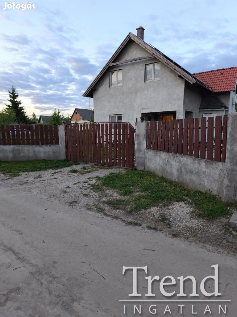 Kisapostagon 2 szintes ház eladó.
