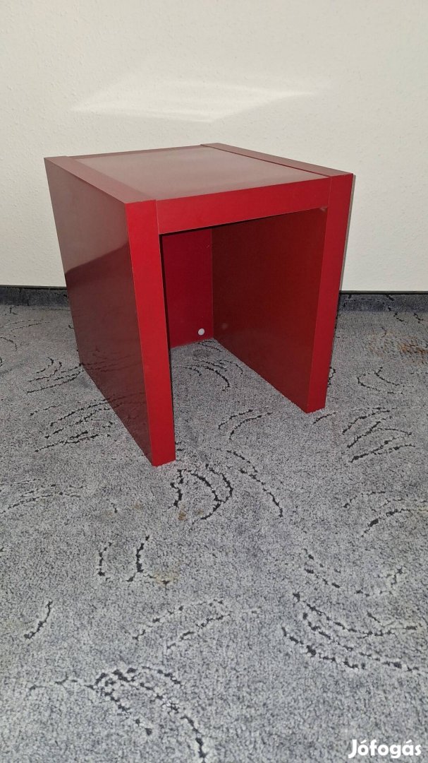 Kisasztal, piros színben