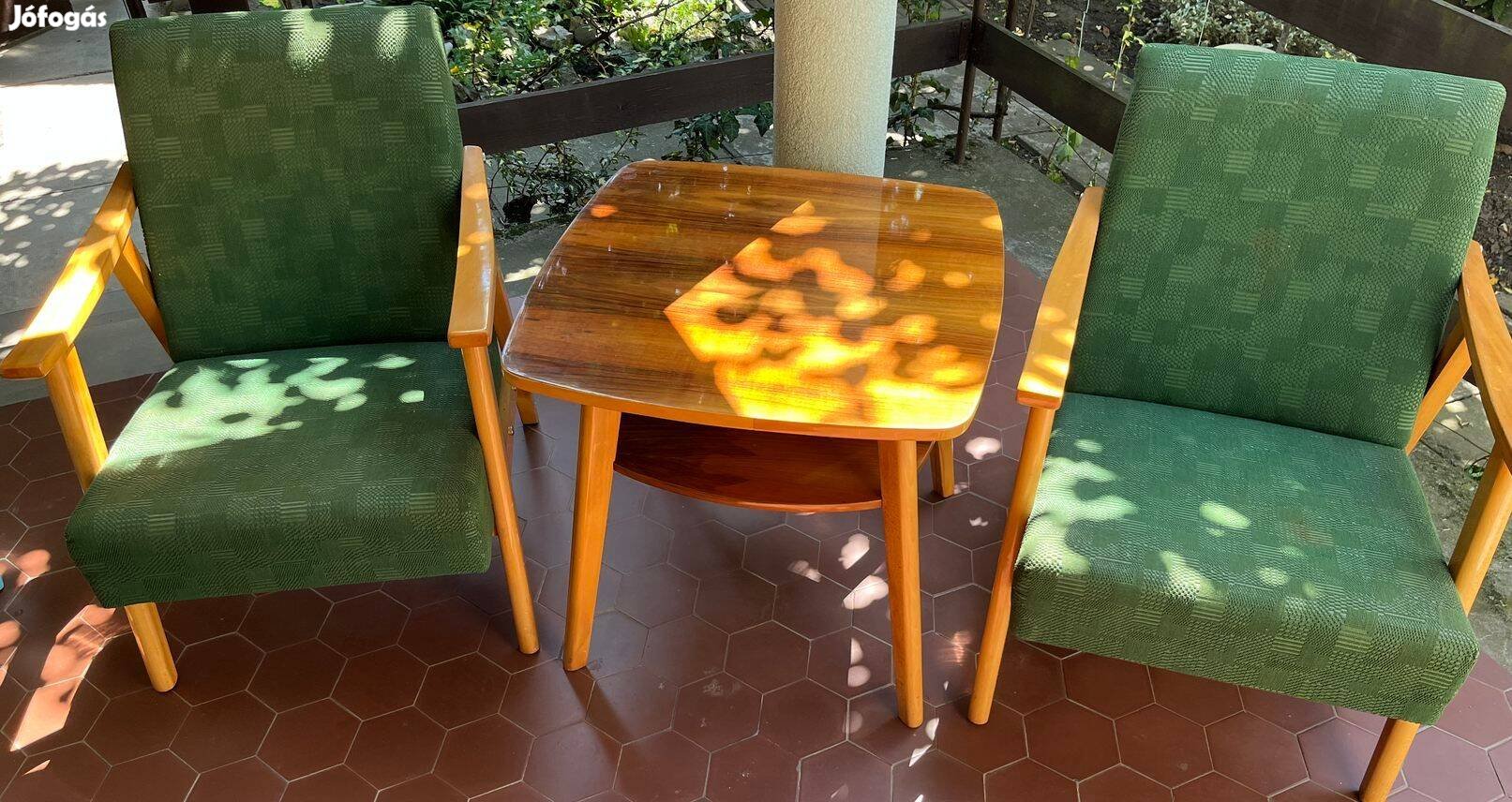 Kisasztal székekkel