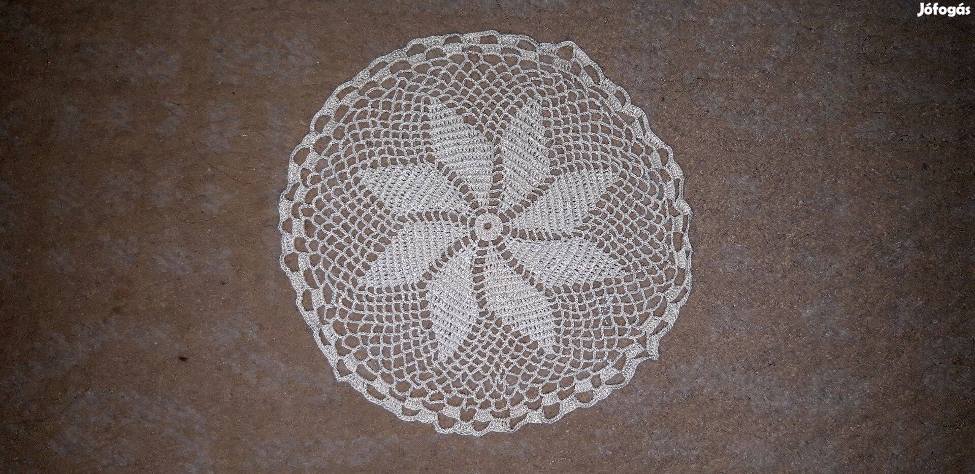 Kisebb ekrü színű horgolt kerek csipke terítő