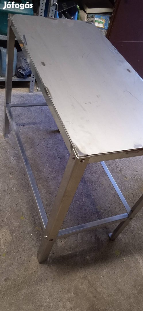 Kisebb fém asztal 