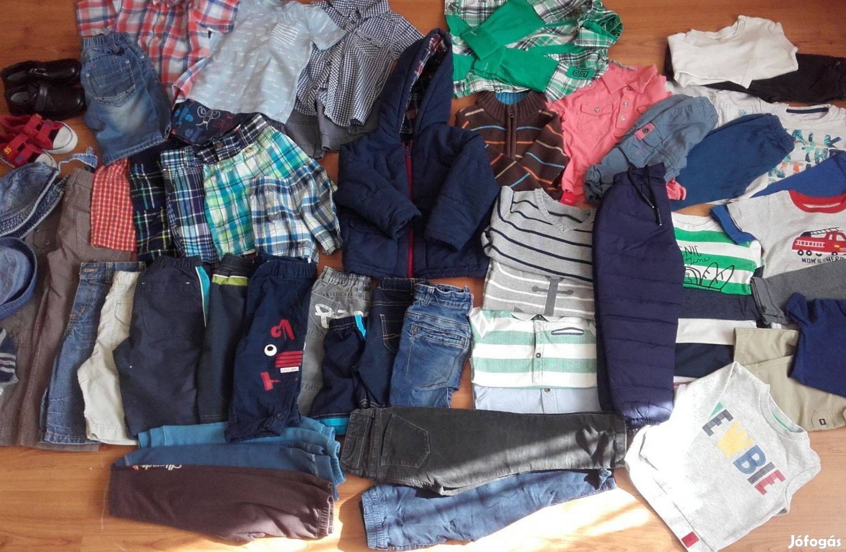 Kisfiú ruhacsomag, 2-4 évesre télikabáttal, cipővel, 100 db