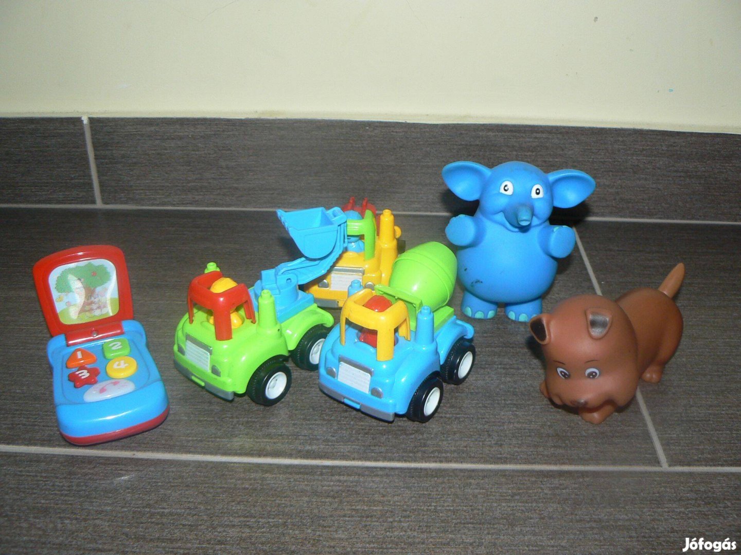 Kisgyerek játék csomag, autó, munkagép, telefon, kutya, elefánt
