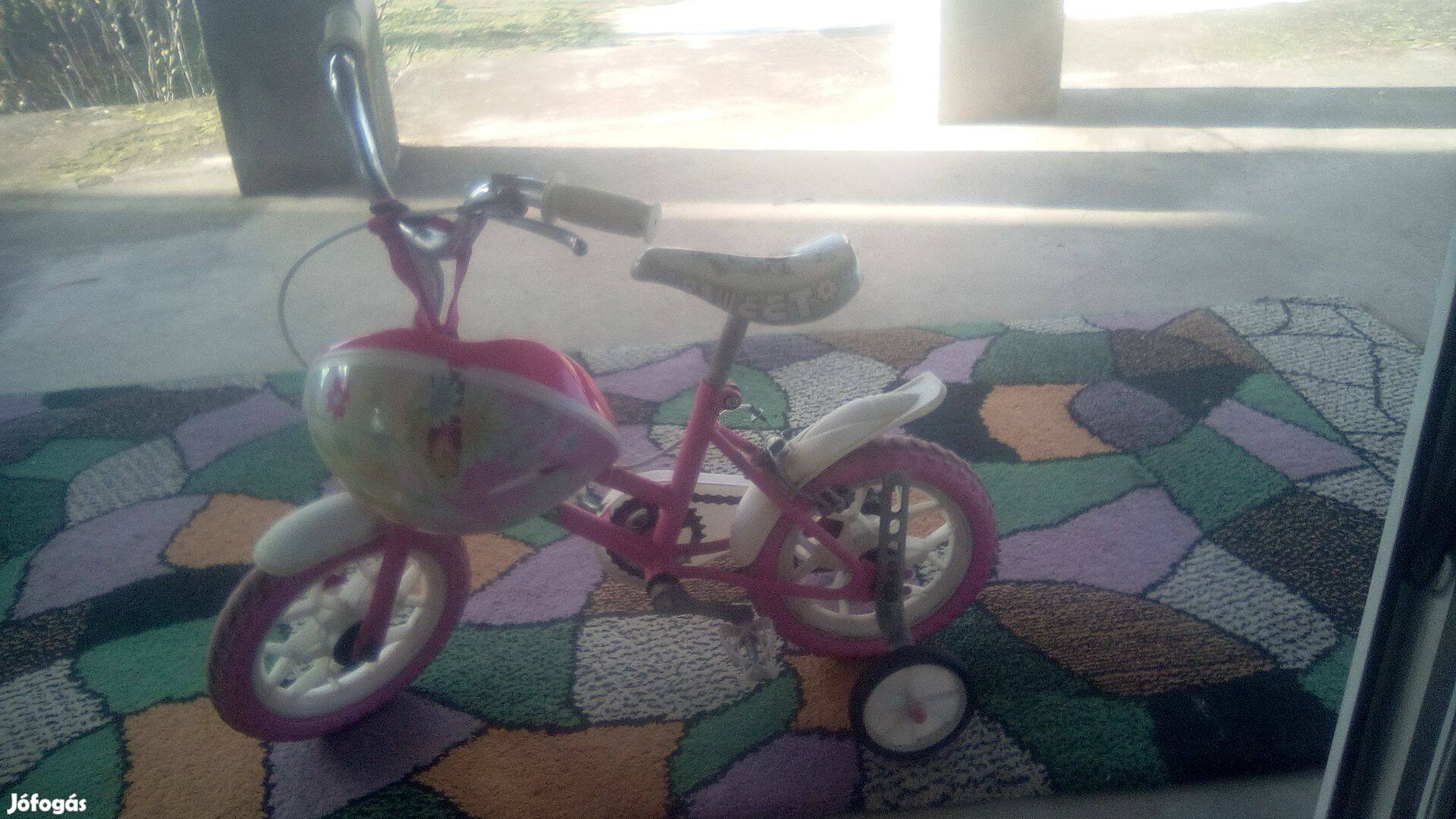 Kisgyermek kerékpár bukósisakkal
