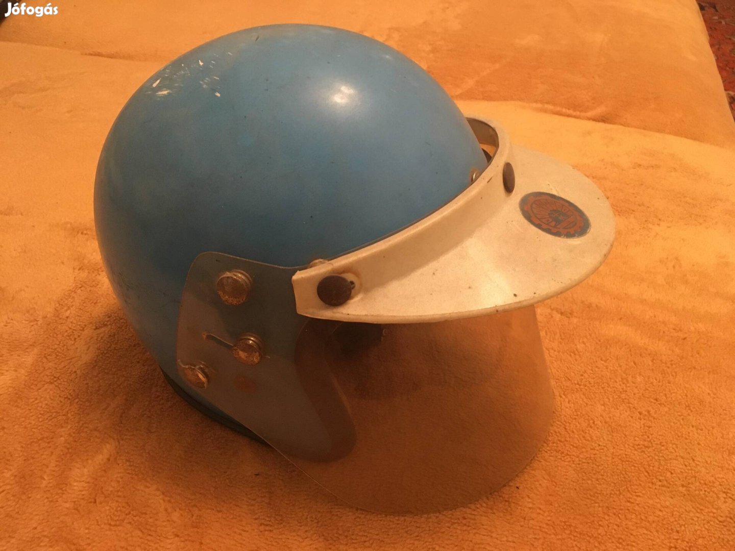 Kiskőrösi nyitott bukósisak