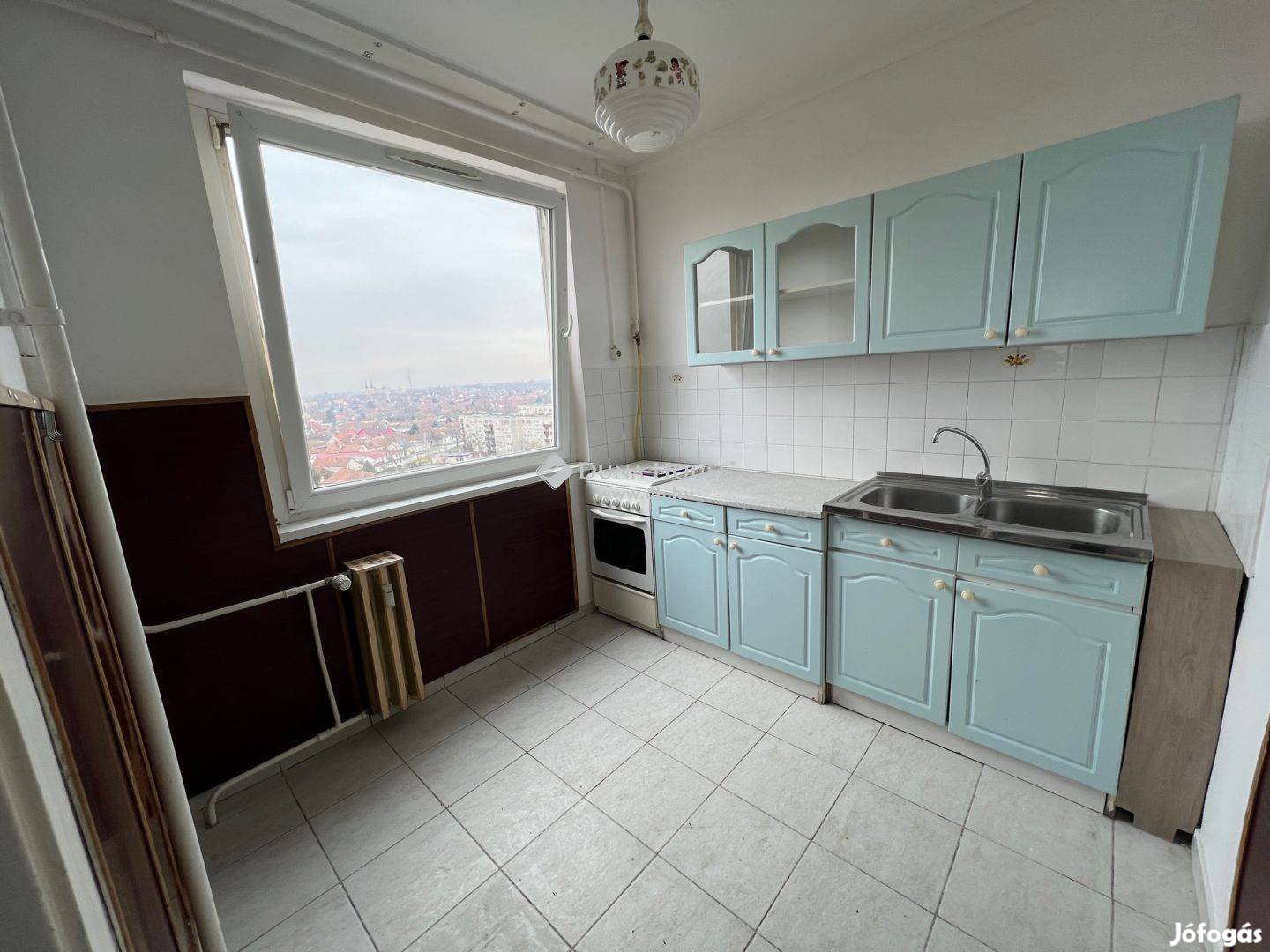 Kiskunfélegyházán Petőfi lakótelepen 2 szobás lakás eladó Liftes házba