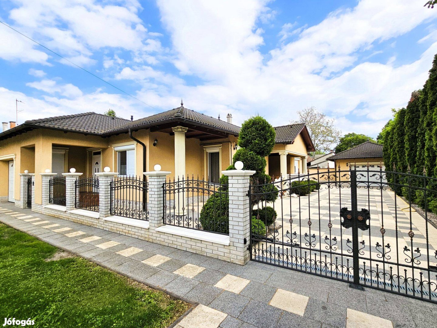 Kiskunhalas, exkluzív, medencés családi ház teljes