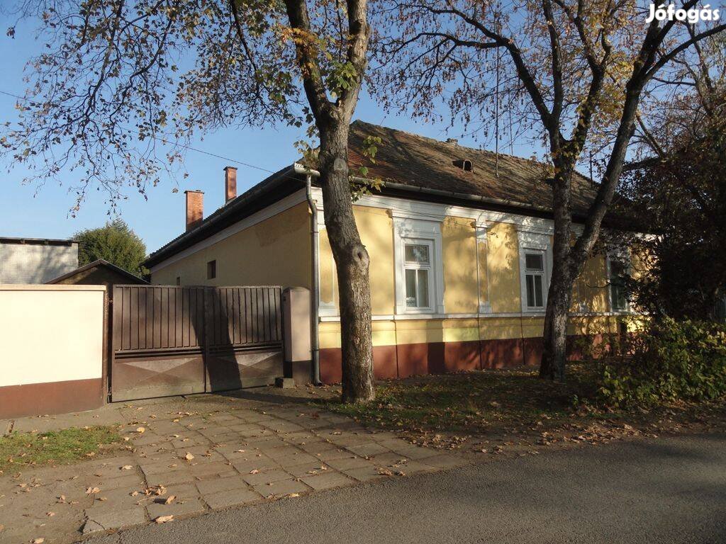 Kiskunhalas központi részén kiváló állapotú polgári ház