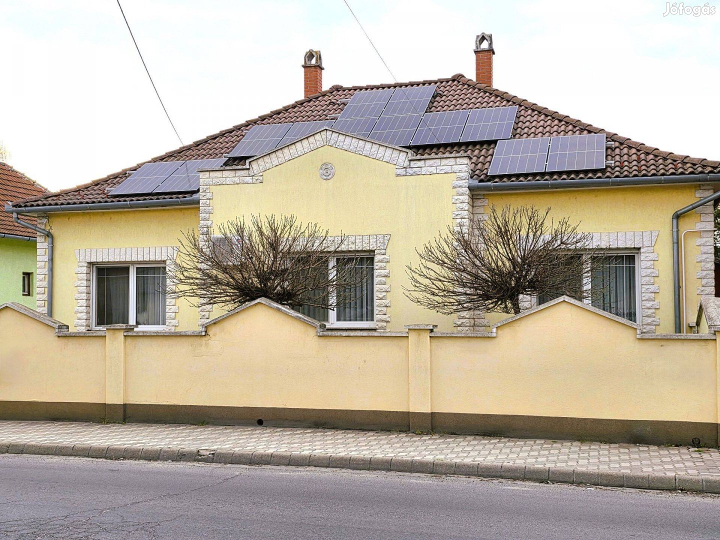 Kiskunhalas központjában felújított családi ház napelemmel,