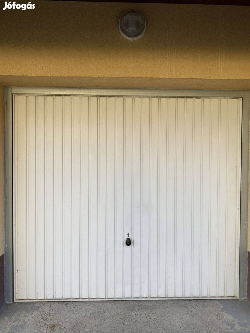 Kiskunhalas szívében eladó garázs!