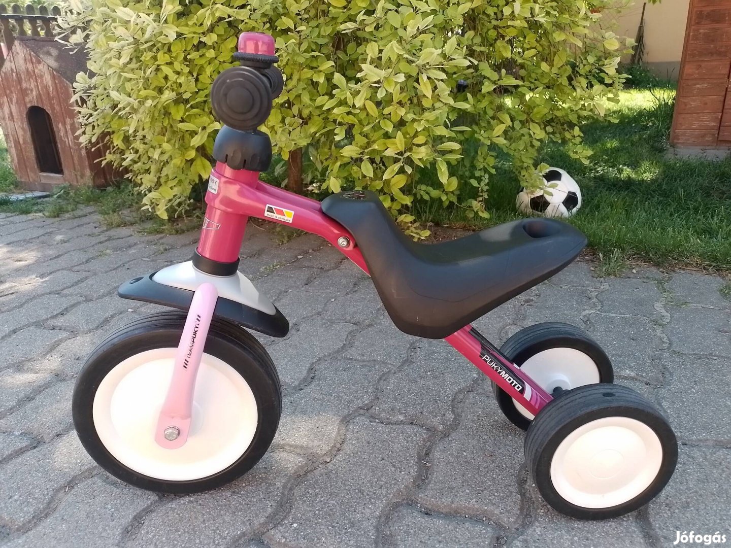 Kislány 3 kerekü motor. 
