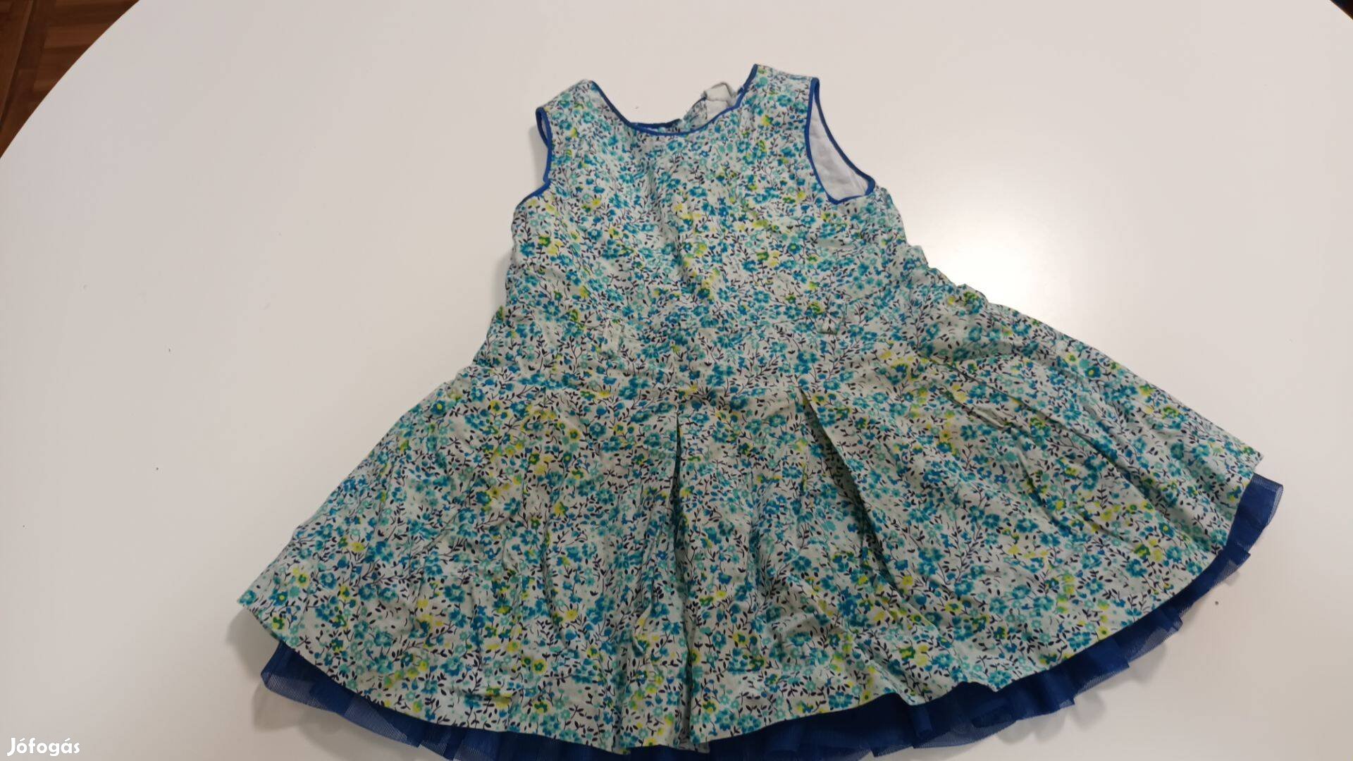 Kislány 92-es apró virágmintás tüllös alsó szoknyás szépséges ruha