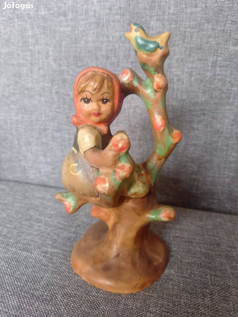 Kislány a fán porcelán