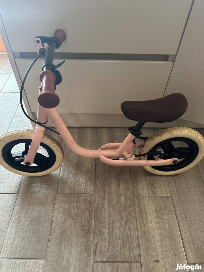 Kislány futóbicikli