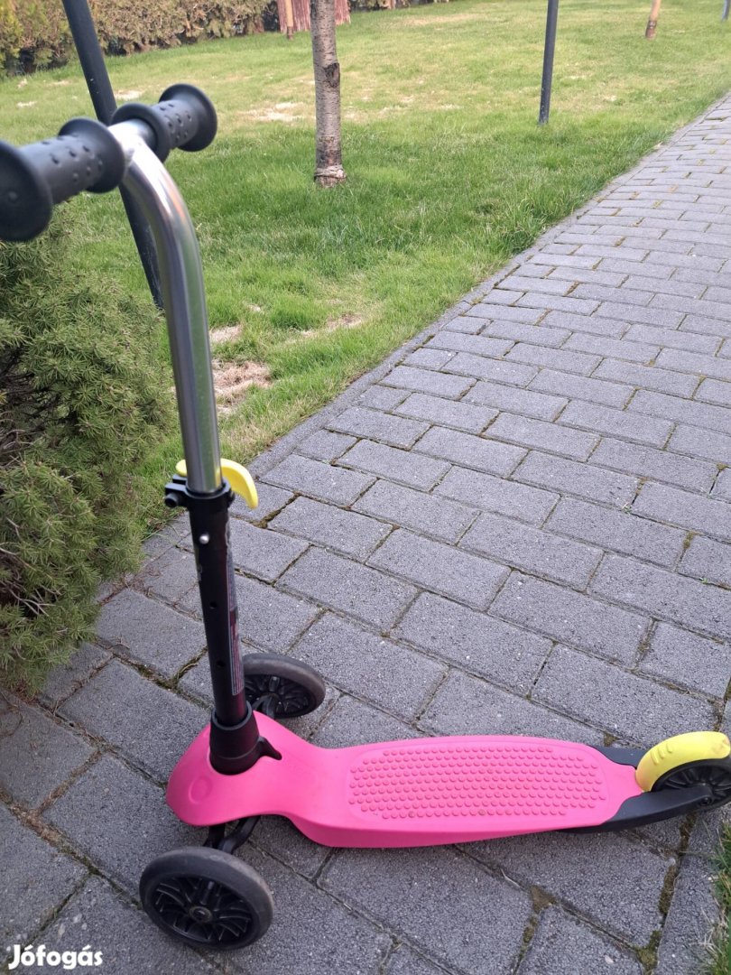 Kislány háromkerekű roller