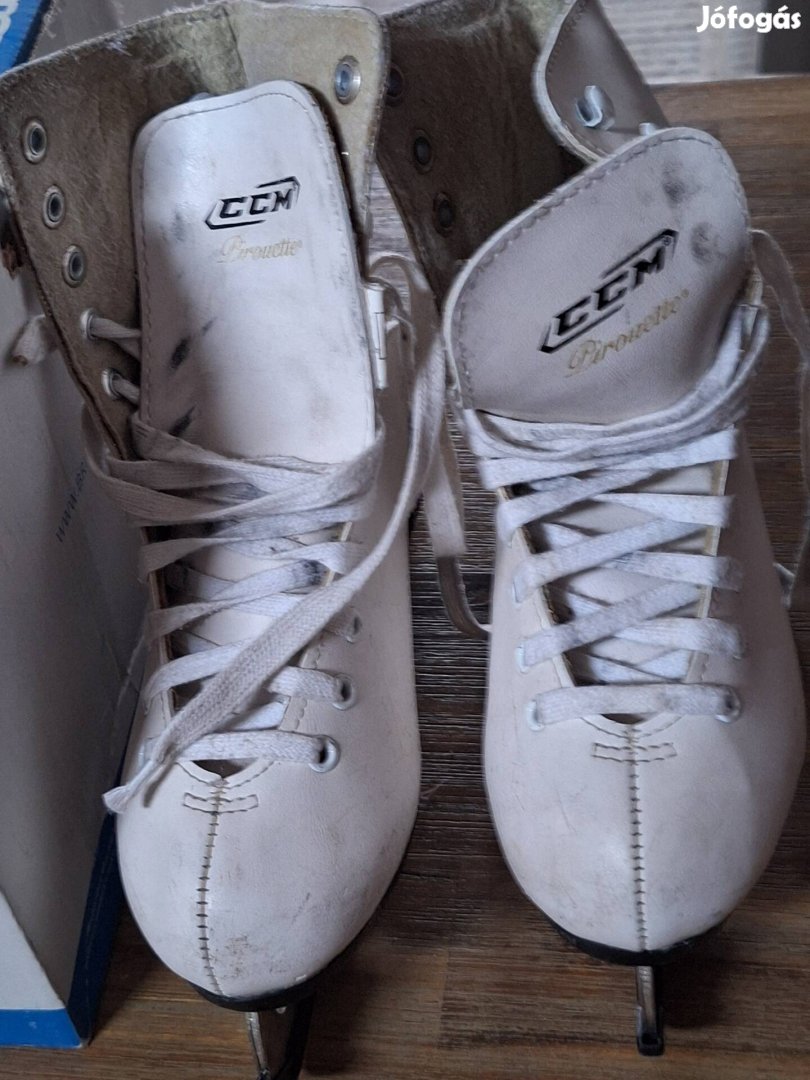 Kislány jégkorcsolya