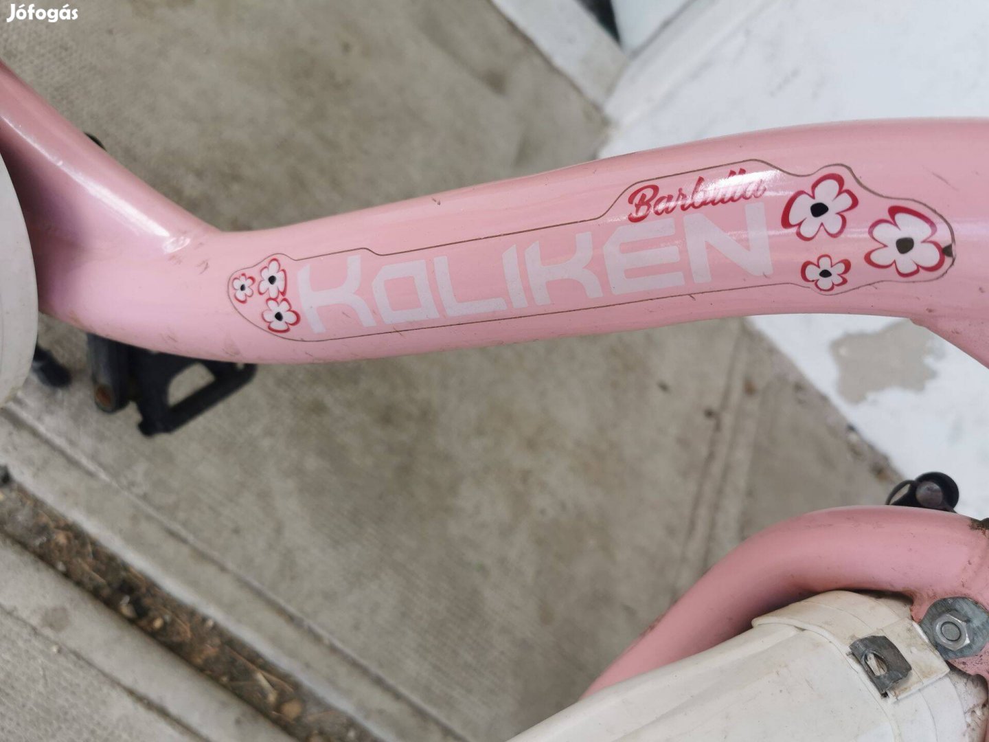 Kislány rózsaszín bicikli