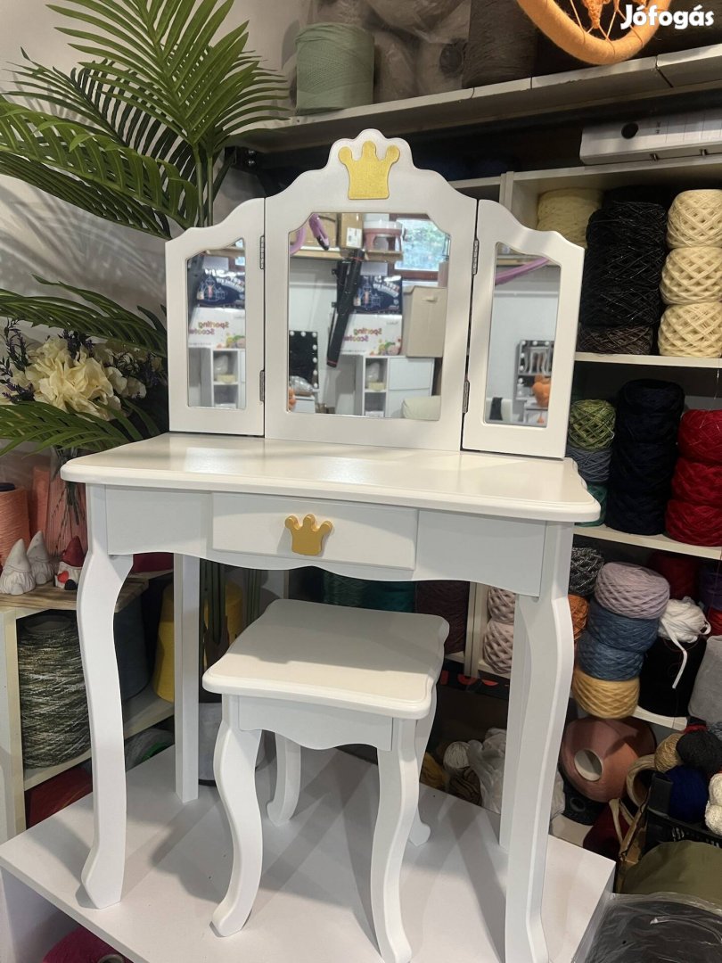 Kislány sminkasztal