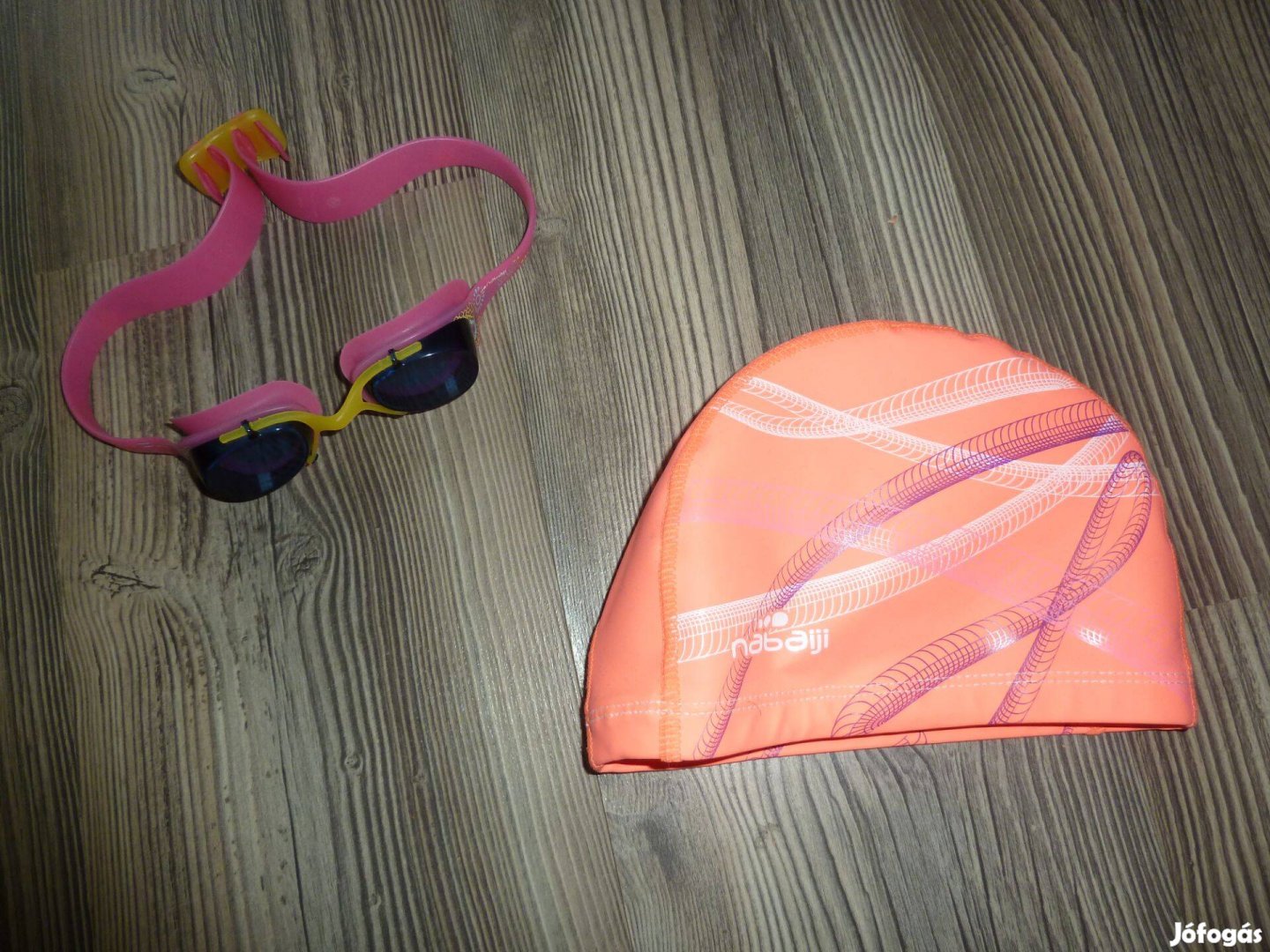 Kislány úszósapka és egy úszószemüveg