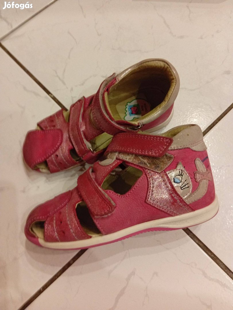Kislány zárt szandál 28-as