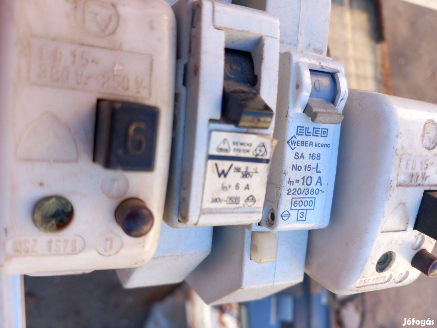 Kismegszakítók 6 és 16A és biztosíték