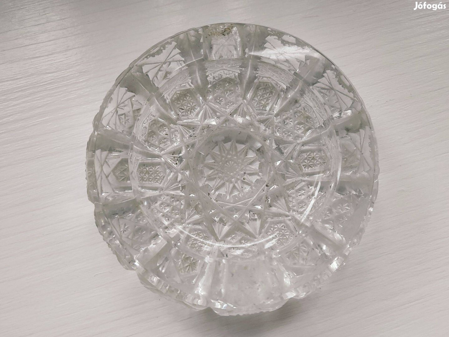Kisméretű, kerek, csiszolt kristály hamutál, átlátszó (átmérő kb 10cm)
