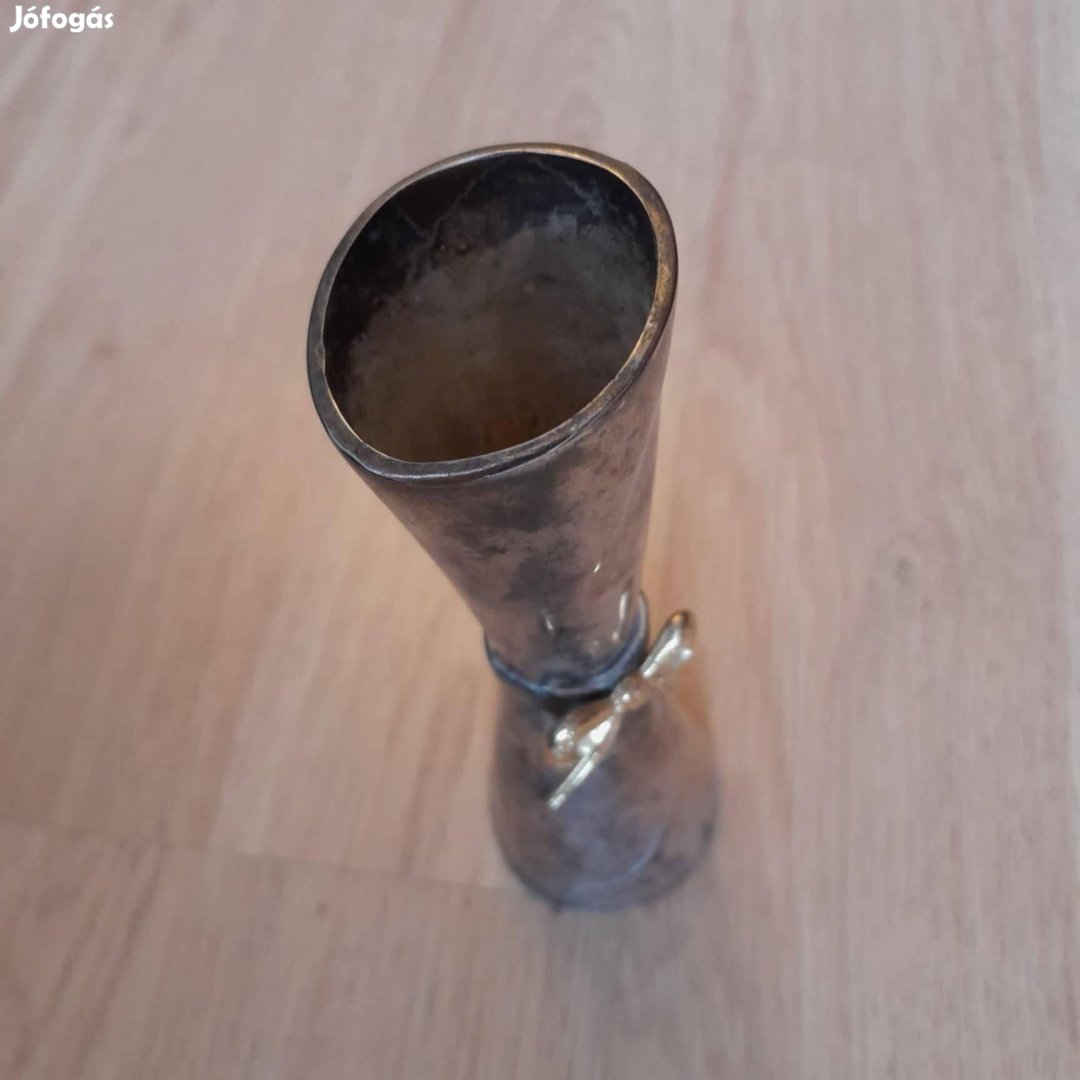Kisméretű ezüstözött fém váza, tartó masnival