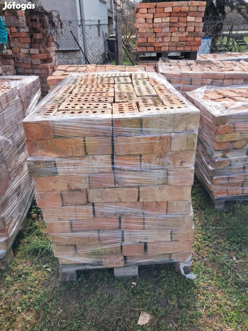 Kisméretű tégla raklapon - válogatva és nem bontott