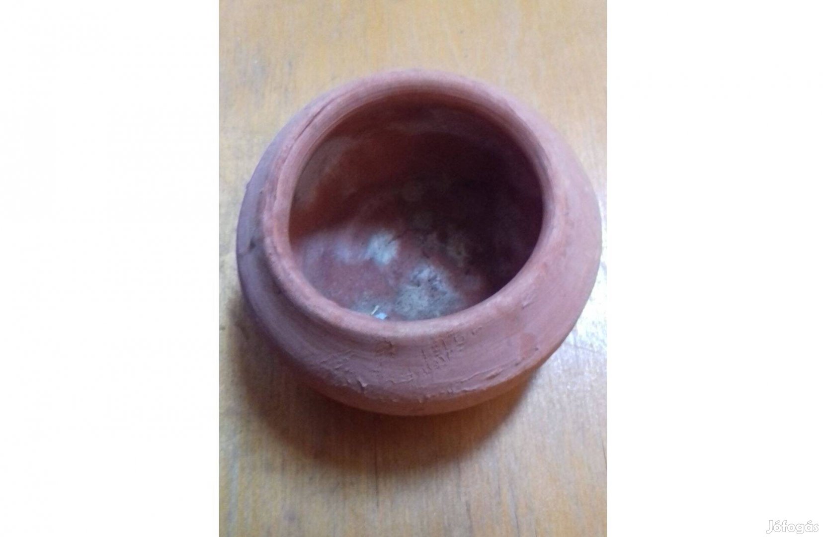 Kisméretű terrakotta agyag dísztárgy jelzéssel